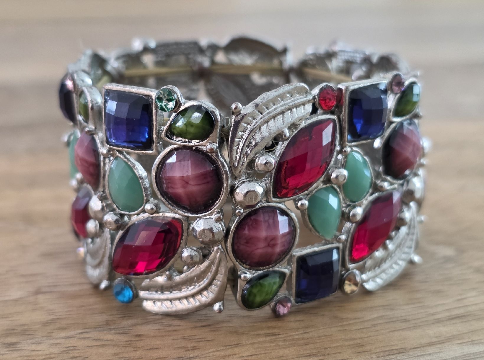 Armbänder & -reifen: Schönes Armband mit bunten Steinen – Gebraucht aus Rheinsulz von Gilea