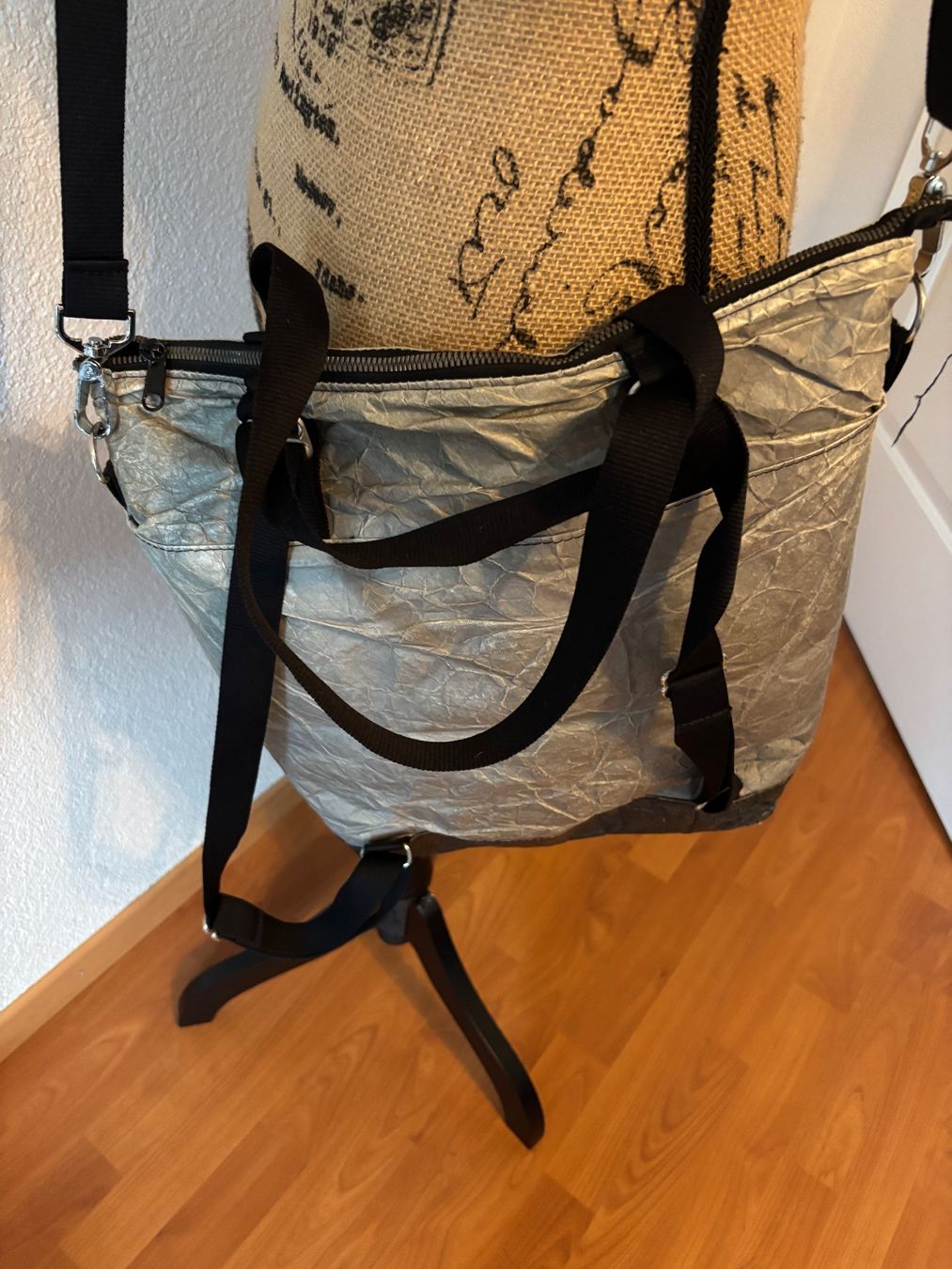 Taschen für Damen: Mapbagrag Tasche Rucksack silber – Gebraucht aus Balsthal von Uroby 2
