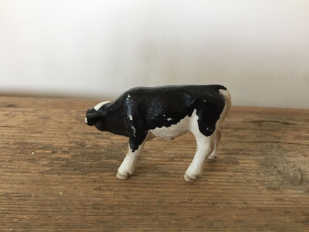Schleich Kuh Schwarzbunt – Grasend, Handbemalt, Für Kinder Ab 3 Jahren, Aus Robustem Kunststoff