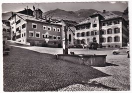 Zuoz (Engadin) Dorfplatz mit Schulhaus (Oldtimer & Char foin