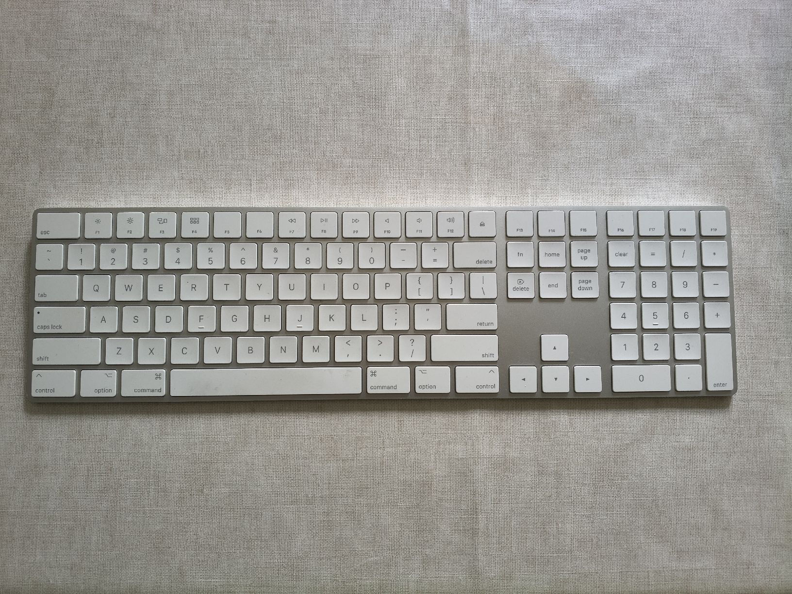 Apple Tastiere: Apple Magic Keyboard with Numeric Keypad A1843 Silver – Usato da Zürich venduto da TrainLine