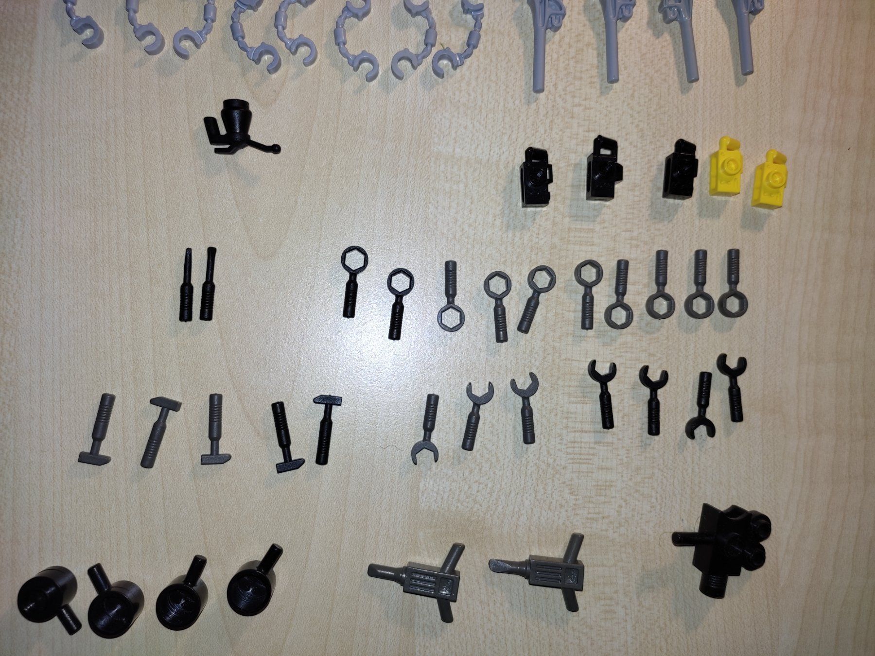 Lego Kit di costruzioni: Lego : Handcuffs, camera,Pipe Wrench,and – Usato da Montricher venduto da Babou72 3