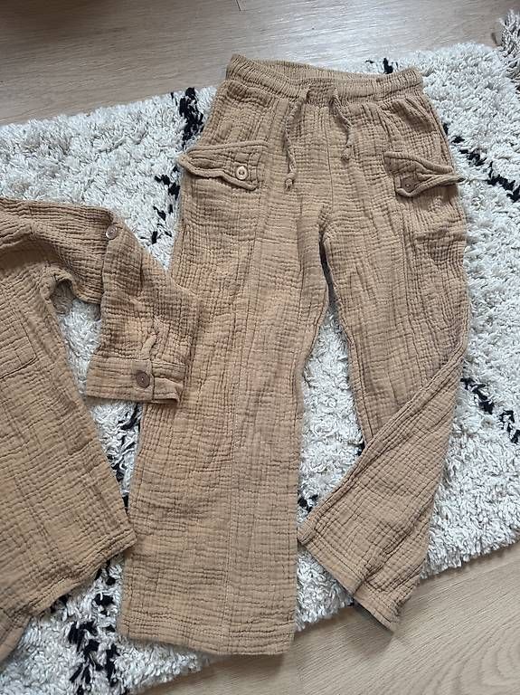 Pantalons: Musselin Anzug Grösse 122 – D'occasion à Buchs ZH par hipsternut 2