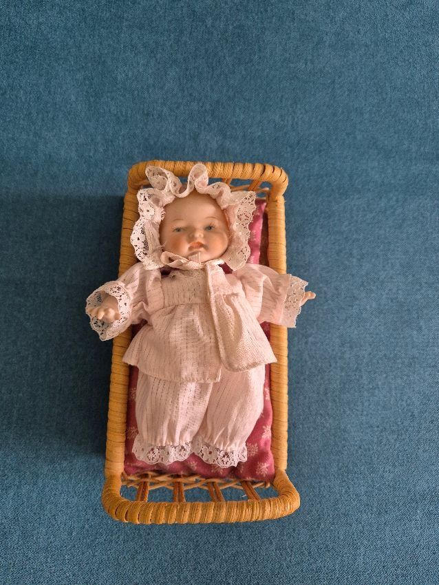Bambole: Schöne Antike Puppe mit Bett – Usato da Embrach venduto da wernici 1