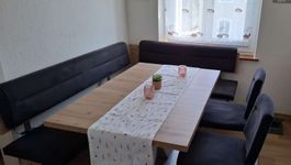 Eckbank Garnitur mit ausziehbarem Tisch und 2 Stühlen