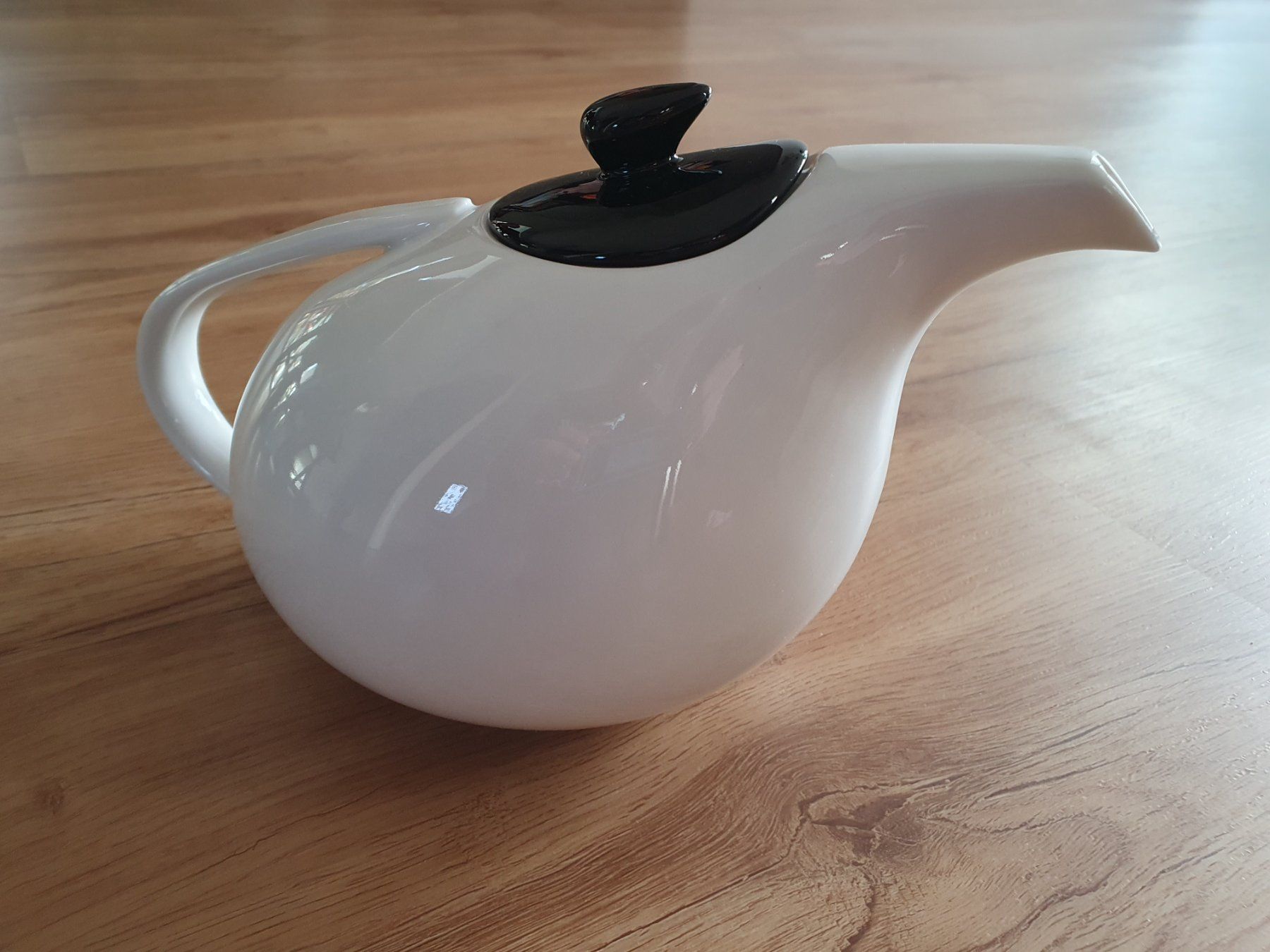 Teekannen: Teekanne weiss, schwarzer Deckel, ca. 1.6l – Neu (gemäss Beschreibung) aus Heinrichswil von frankie19860