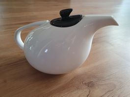 Teekanne weiss, schwarzer Deckel, ca. 1.6l