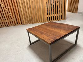 Couchtisch Massivholz und Metall (60cmx60cmx33cm)