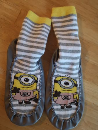 Socken Finken / Pantoufle chaussettes 27-30 Minions