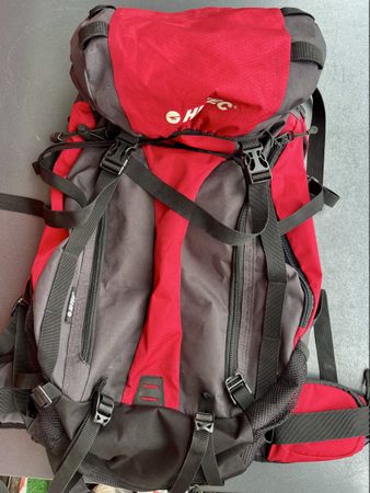 Hi-Tec Trekking- & Wanderrucksack ca.55L –Rot/Grau + Regenh.