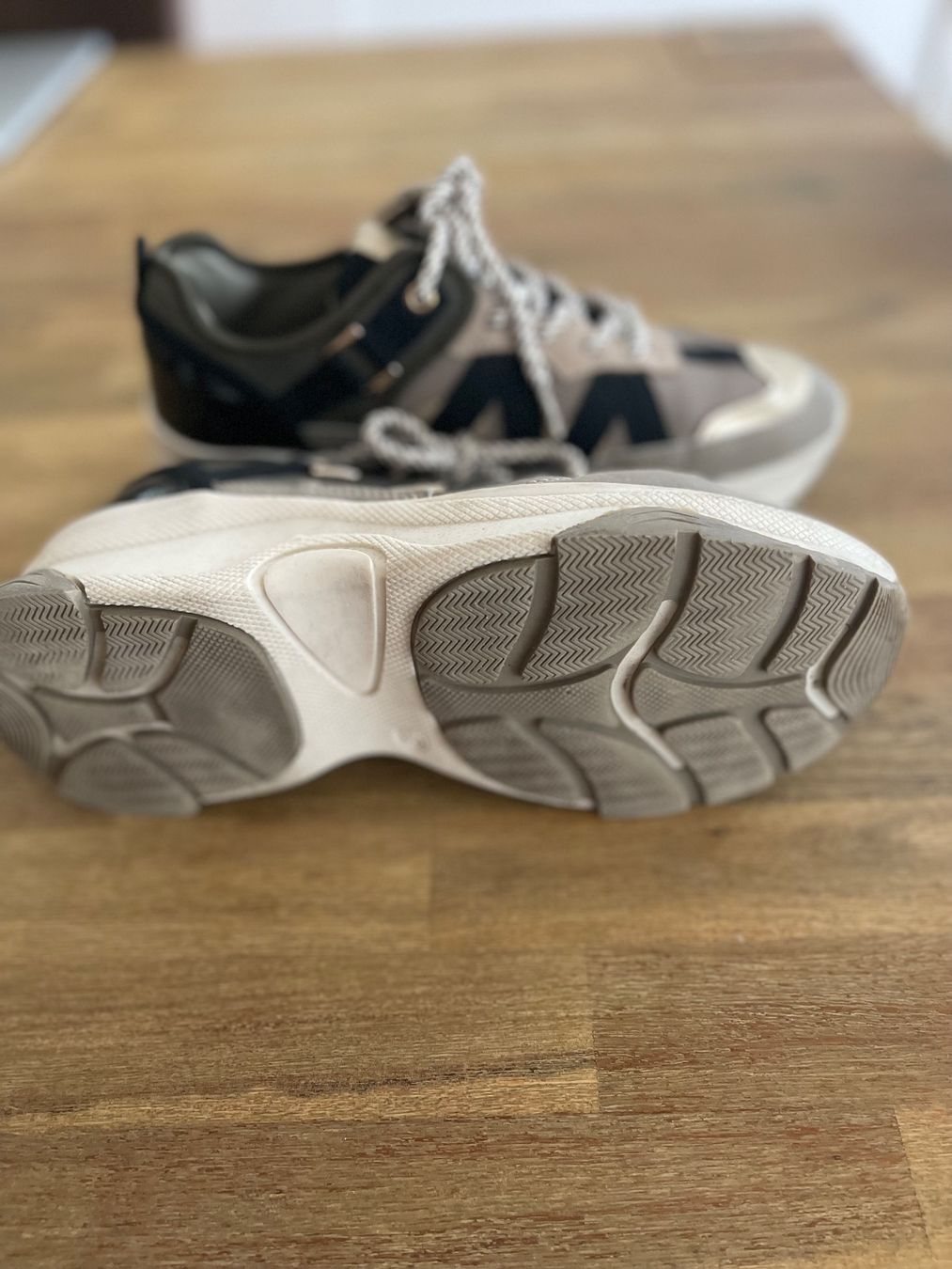 Scarpe da donna: Trendige Sneaker, Grösse 39 – Usato da Hätzingen venduto da Limao 2