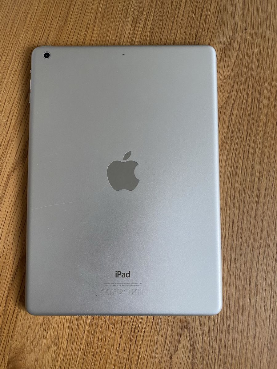 Apple Tablettes PC: iPad Air mit Tastatur Logitech – D'occasion à Fällanden par Spany 3