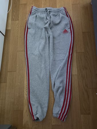 Adidas Jogginghose, Grau mit Roten Streifen, Grösse M