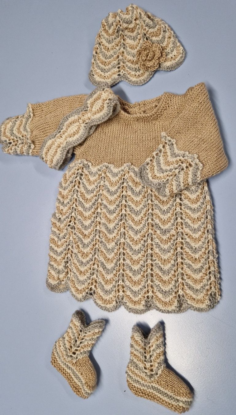 Lotti & Set di vestiti: Ensemble robe tricoté main 3-6 mois UNIQUE – Nuovo e nell'imballaggio originale da St-Imier venduto da goodber 4
