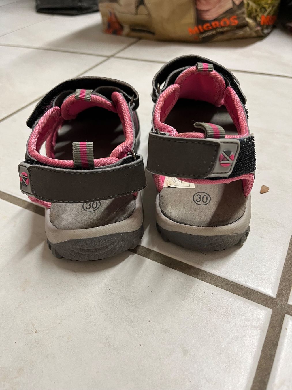 Scarpe per ragazze: Sandales fermées taille 30 – Usato da Péry venduto da gir_d5d9 1