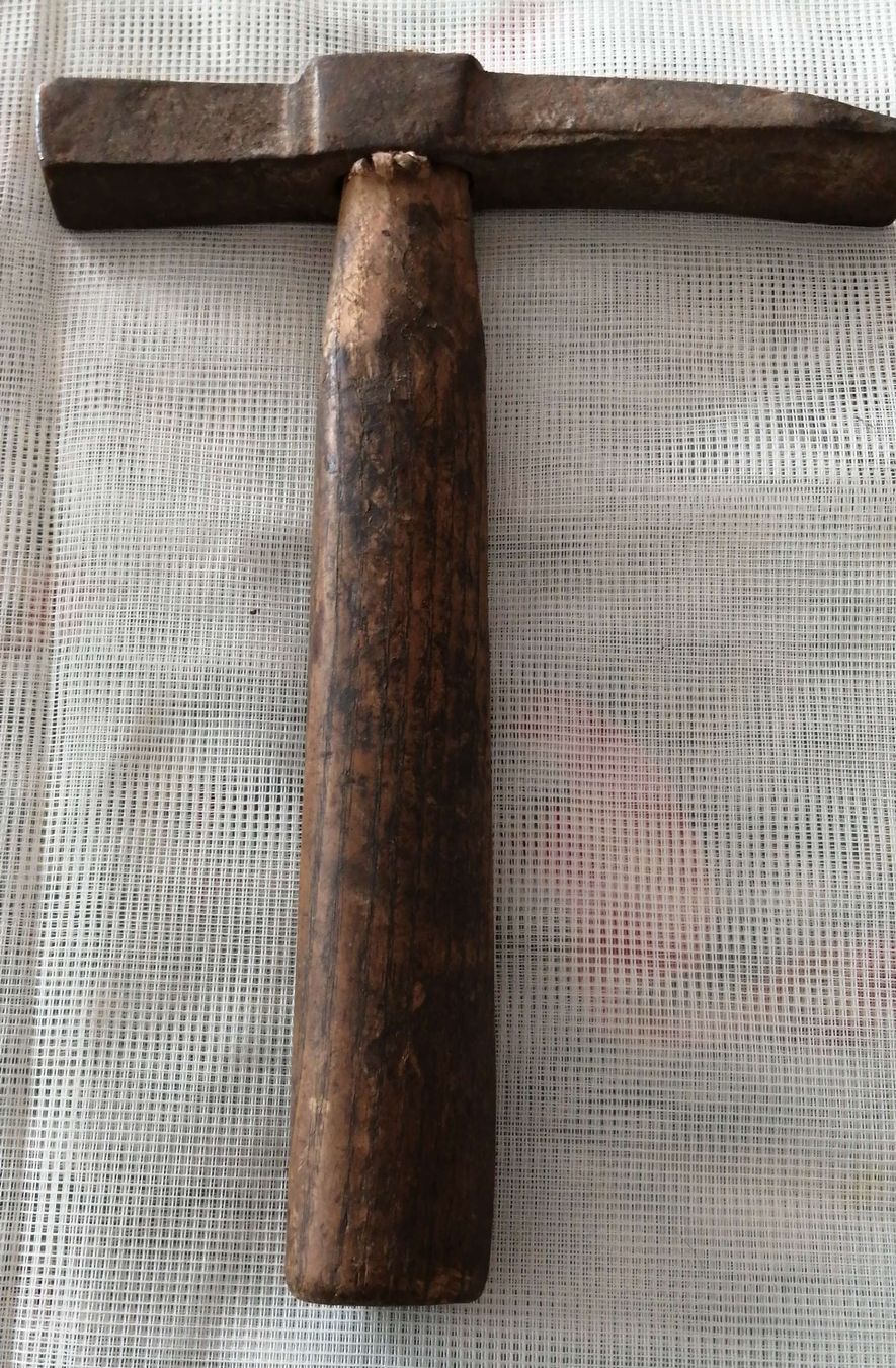 Tutti gli attrezzi: Antiker Steinhammer/Fäustel mit Holzgriff  – Usato da Honau venduto da holunder3