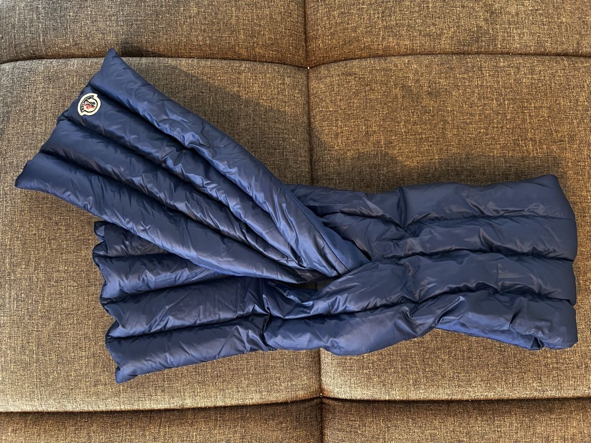 Moncler Foulard & Sciarpe: Moncler Daunen Schal Winter Neuwertig – Nuovo (secondo la descrizione) da Uitikon Waldegg venduto da anj_lg66