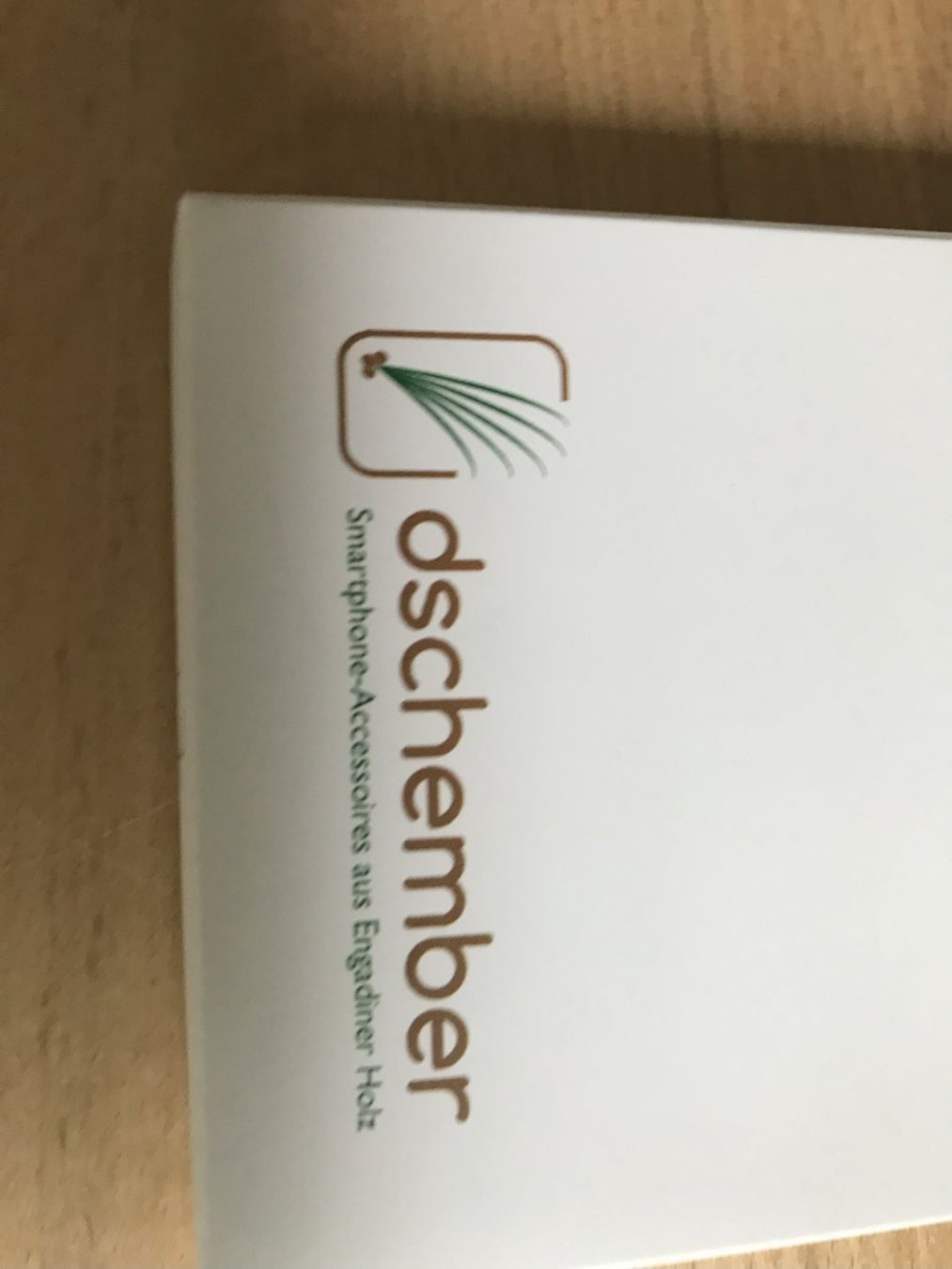 Cover & Protezioni schermo: Iphone 7/8/SE Dschember Smartphone_Hülle aus Engadiner Holz – Nuovo e nell'imballaggio originale da kaiseraugst venduto da Yohe 1