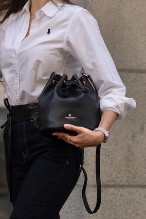Schwarze Ledertasche mit Schulterriemen