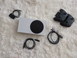 Xbox Series S / 2 Controllern mit Ladestation