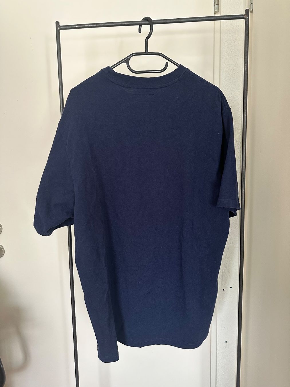 Supreme T-shirt: Supreme S/S Pocket Tee SS24 Navy – Usato da Reinach BL venduto da Tscherrer 2