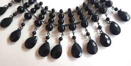 Collier avec perles et pierres noires style gothique
