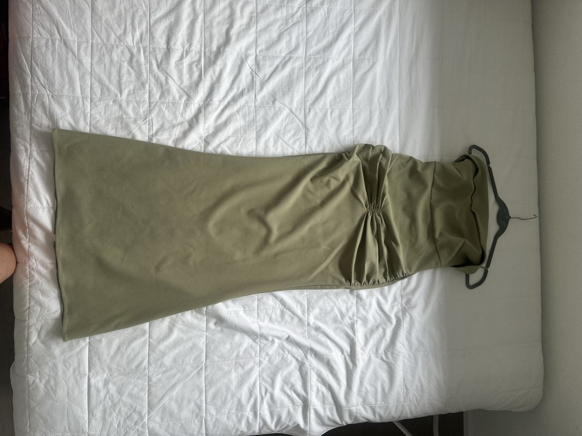 Kleider: Robe longue, couleur olive, taille 34 – Neu (gemäss Beschreibung) aus Geroldswil von MeganeMegane 4