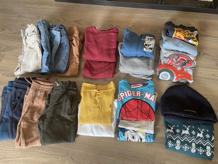 lot de vêtements garçon 104 (ninja go, Harry Potter, spidey)
