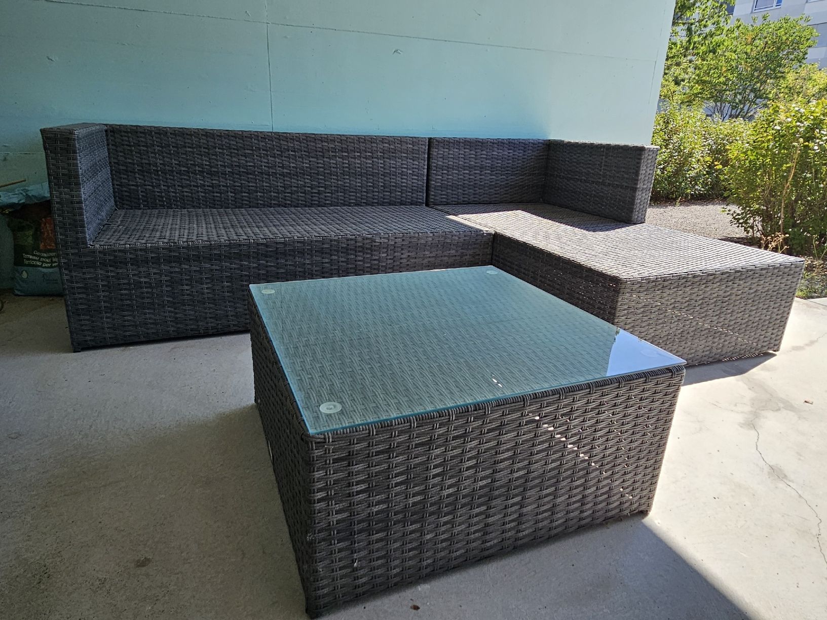 Sofas: Gartenlounge mit Tisch – D'occasion à Bern par Sabulise 2