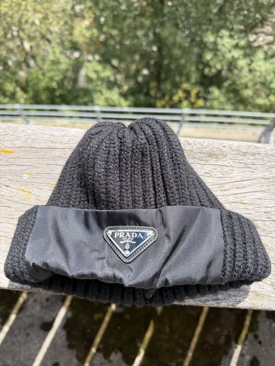 Prada Hüte, Mützen & Caps: Prada Re-Nylon Beanie Hat  – Gebraucht aus Hospental von bal_bwr5
