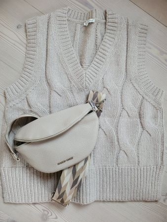 Pullunder Damen beige mit Zopfmuster und Crossbodytasche