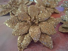 neu: 7 Glitzer Blumen Gold mit Clip, Deko