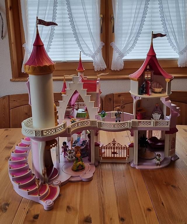 Playmobil Giocattoli: Playmobil Schloss mit Einrichtung – Usato da Oberhelfenschwil venduto da Angelis