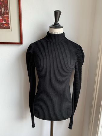 AKRIS: Schwarzer Rollkragenpullover mit Puffärmel, 36