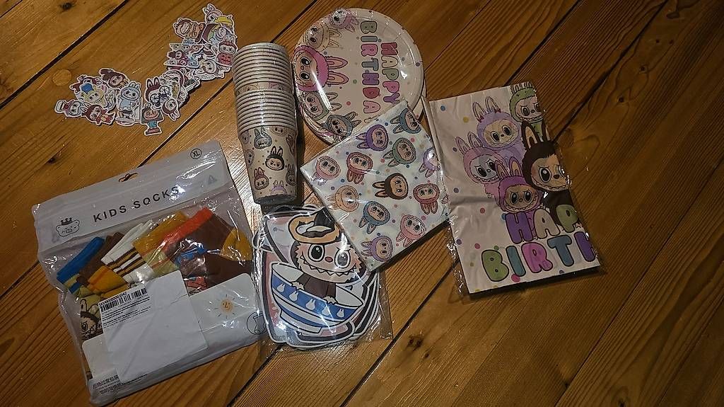 Tutte le decorazioni: Labubu Set - Geburtstag + Sticker+Socken – Usato da Grosswangen venduto da Glod