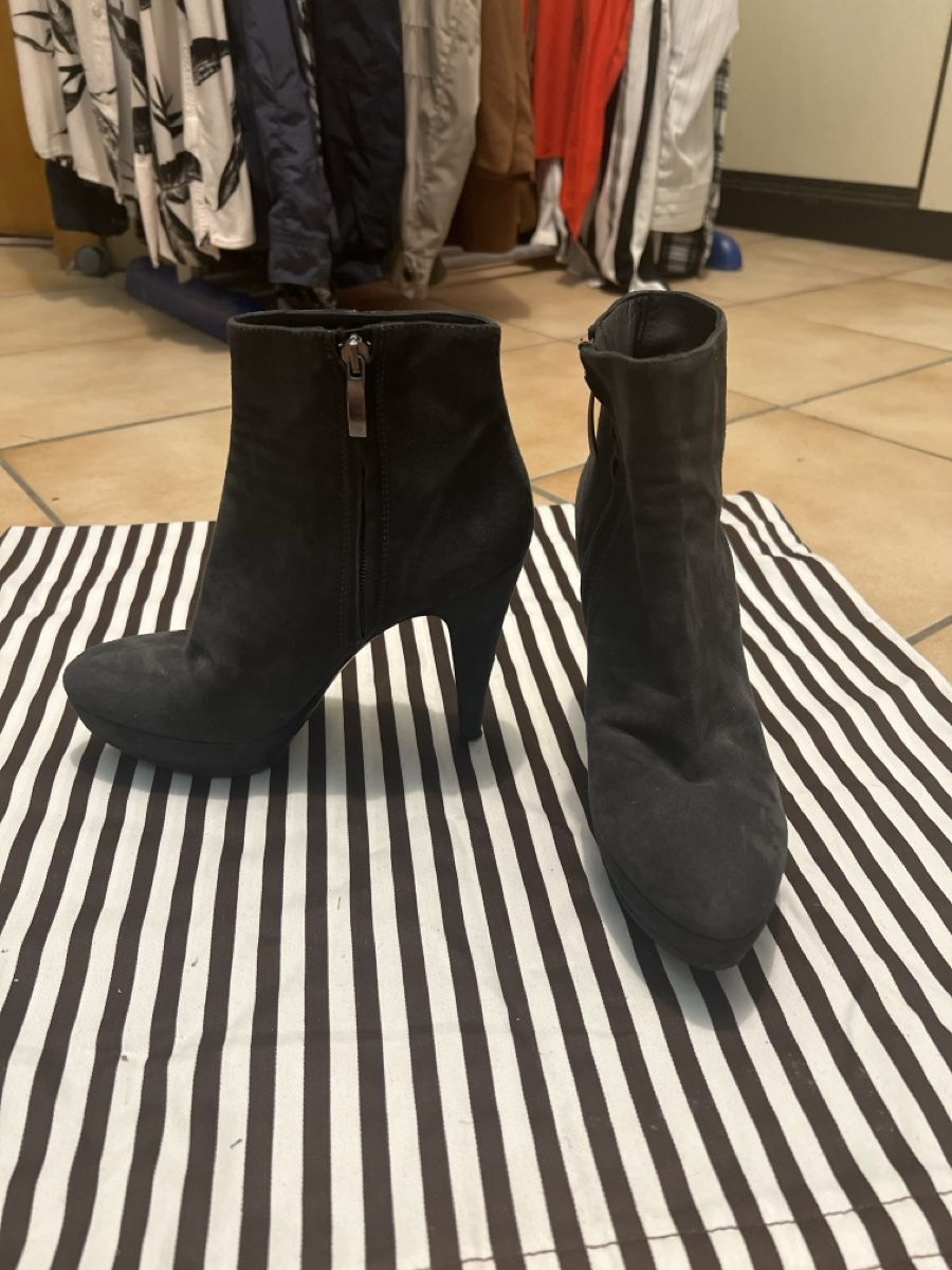 Navyboot Scarpe da donna: Bottines en daim gris Navyboot pointure 38 bon état – Nuovo (secondo la descrizione) da Arvillard (Salins) venduto da mental0mystique