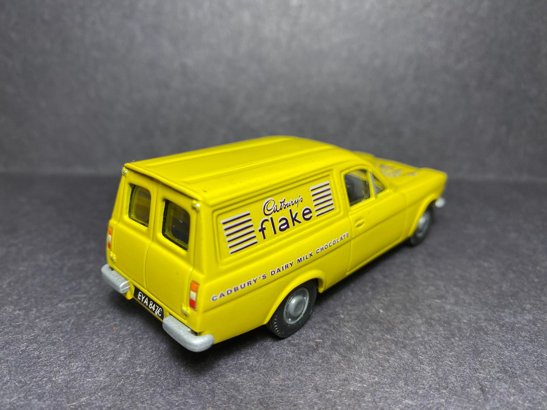 Corgi Toys Modellini d'auto: Ford Escort Van "Cadbury Flake" - Corgi 1:43 – Usato da Spiez venduto da Mlandcruiser 4