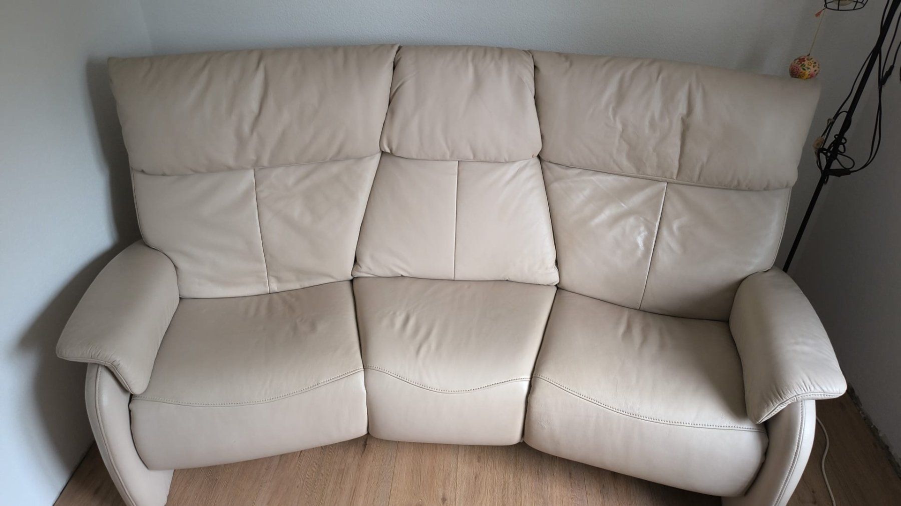 Sofas: 3er Ledersofa mit Tischli – Gebraucht aus Anwil von kon_r7by