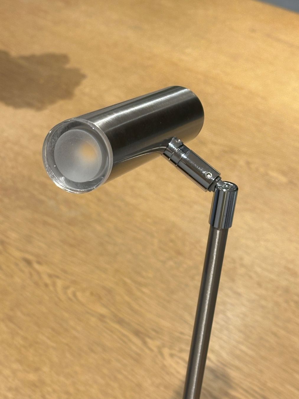 Lampen: Elegante Tischlampe, LED – Gebraucht aus Othmarsingen von MyKauf 3