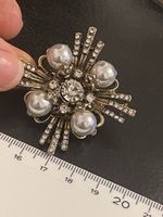 Jolie Broche / perles vintage neuve 3,7 cm X 3,7 cm