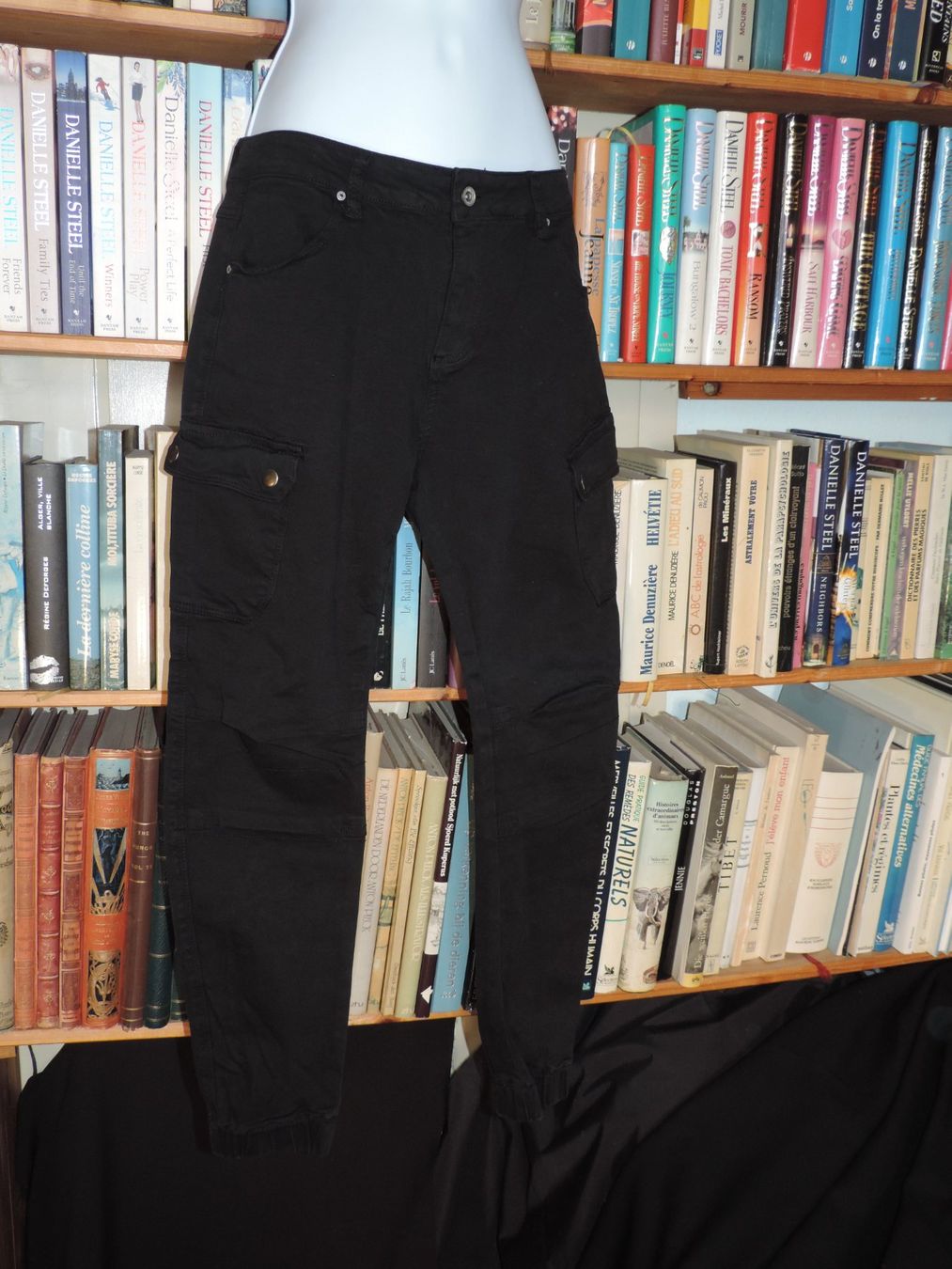 Pantaloni: pantalon stretch noir – Usato da Genève venduto da Axelle333 4