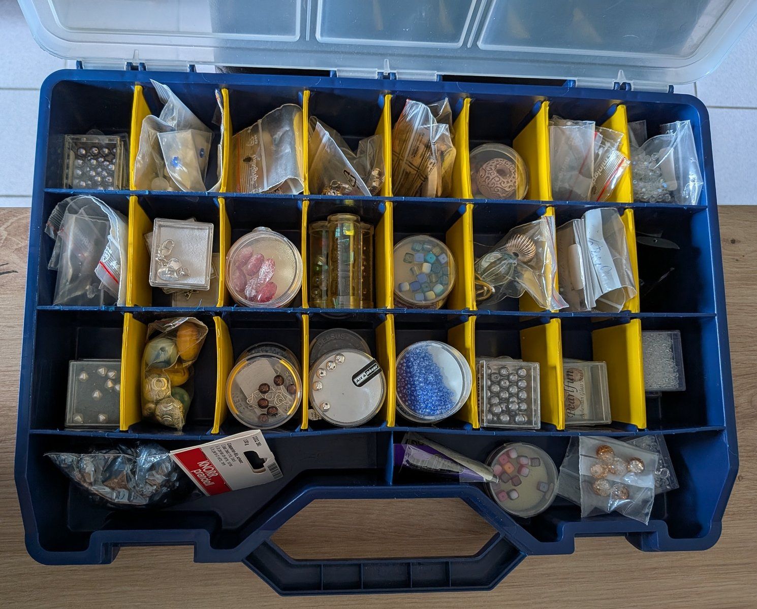 Perle (finte): Lot de perles avec boîte de rangement – Nuovo (secondo la descrizione) da Villariaz venduto da Mariejoconde 1