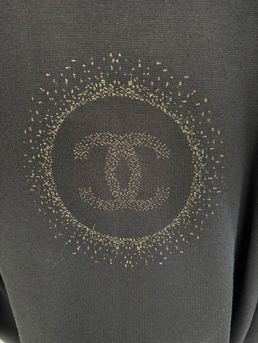 Chanel Maglioni & Felpe: Pullover Chanel schwarz Gold Logo Muster gebraucht – Nuovo e nell'imballaggio originale da Lutzenberg venduto da Schatzkiste88 1