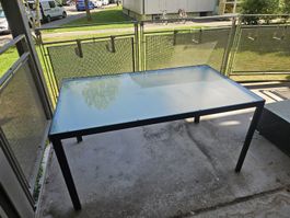 Glastisch mit schwarzem Gestell