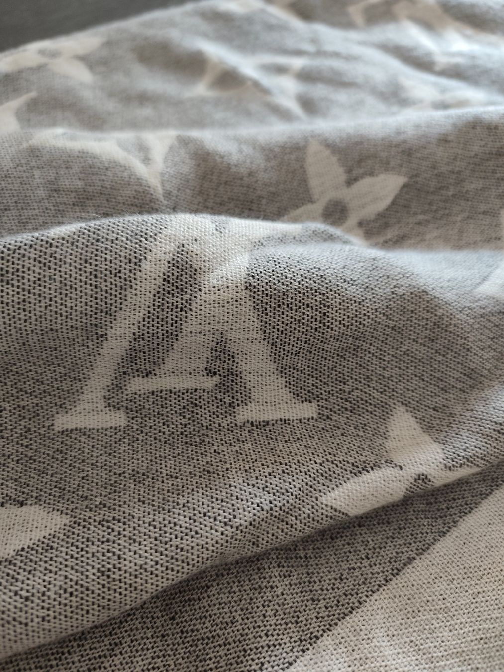 Louis Vuitton Foulards & écharpes: Louis Vuitton Chale cashemire – D'occasion à Martigny par Vintage-23 5