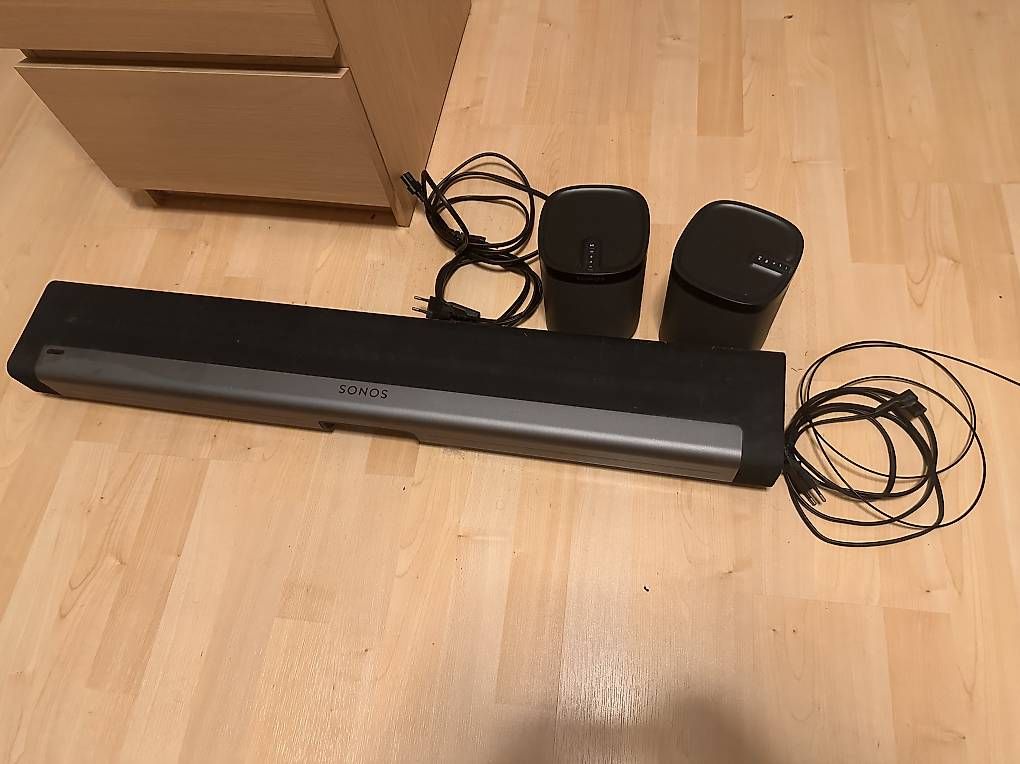 Sonos Home cinéma: Sonos Playbar + 2 x Sonos Play 1 – D'occasion à Adliswil par alsis123