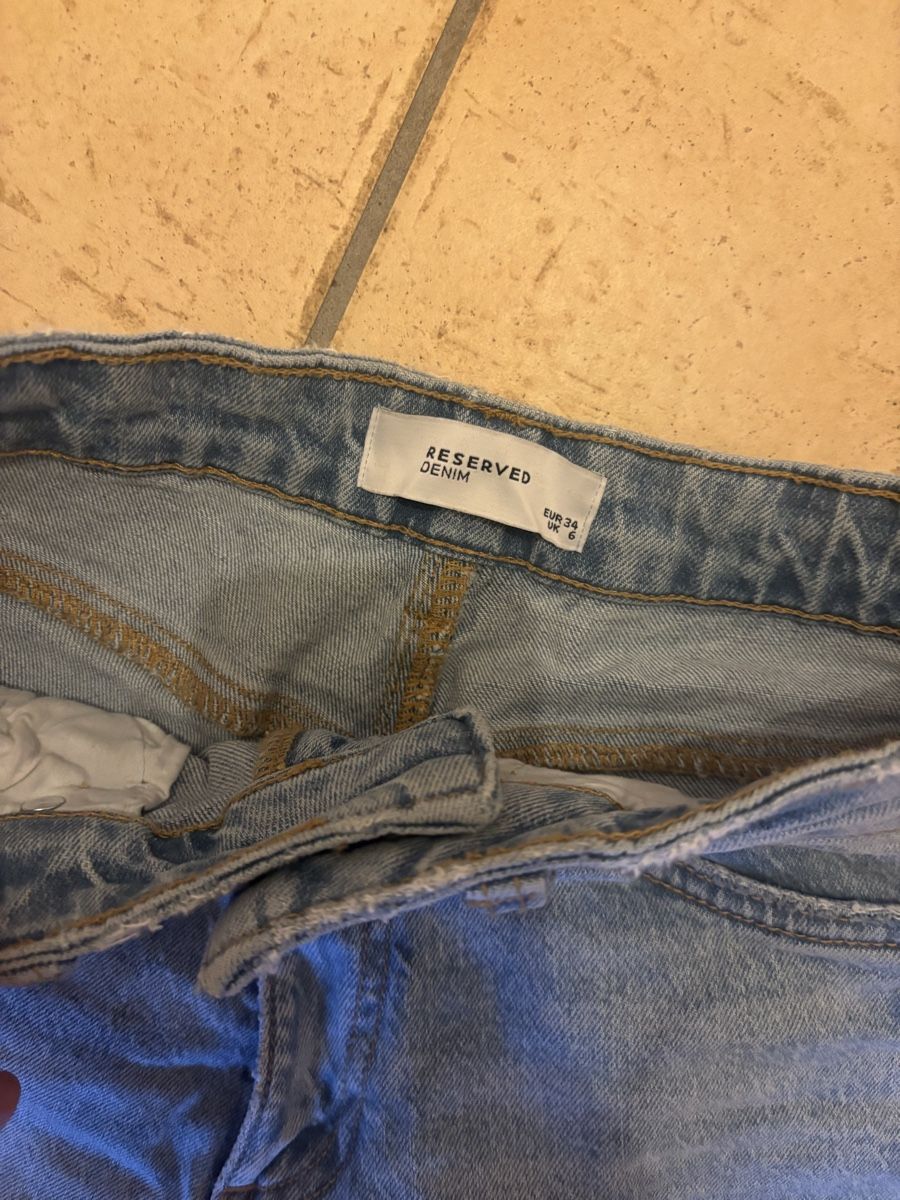 Jeans: Jeans reserved – Neu (gemäss Beschreibung) aus St-Légier- La Chiésaz von anh_9289 1