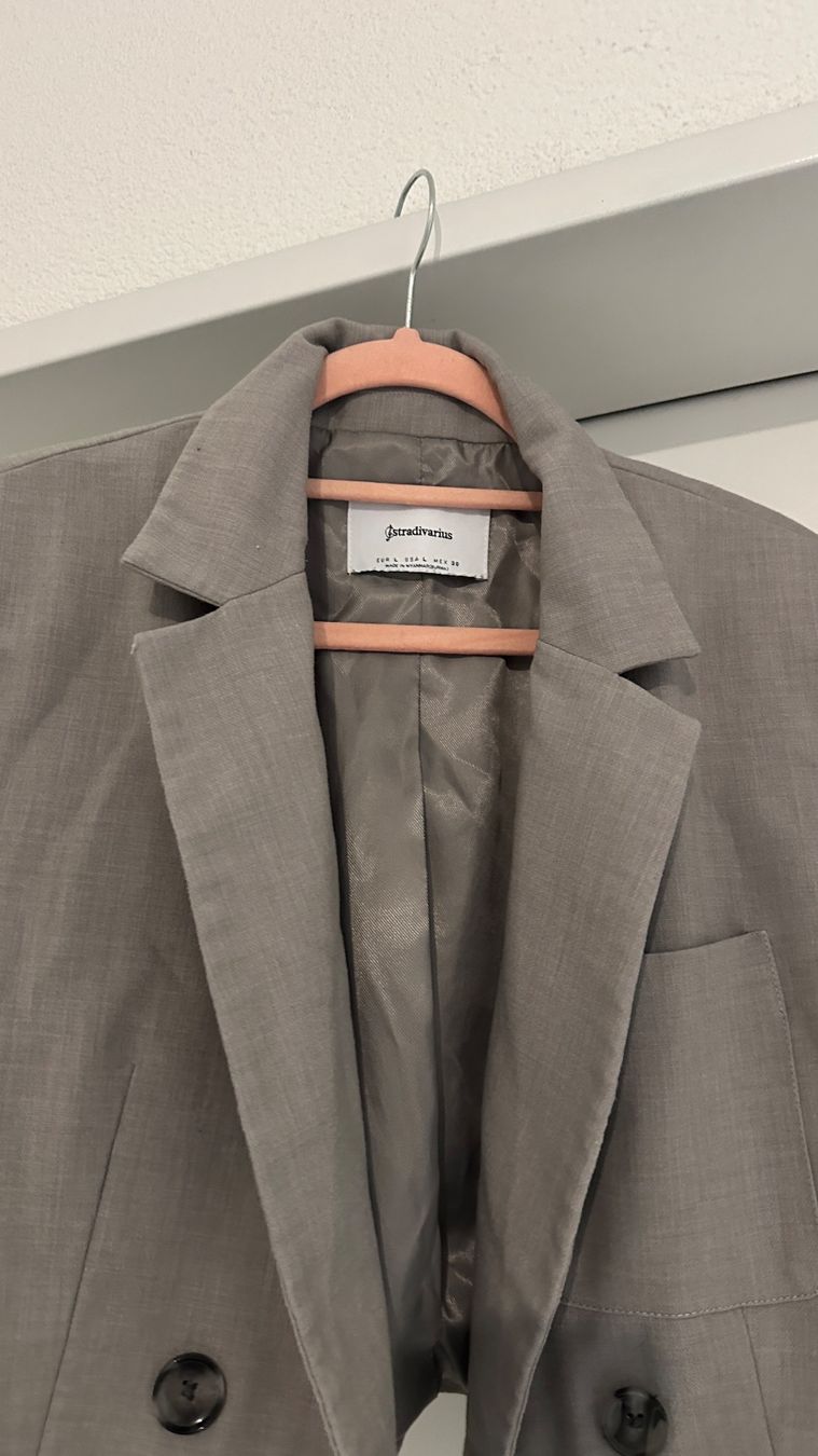 Zara Jacken: Grauer kurzer Blazer – Neu (gemäss Beschreibung) aus Chur von sivik 1