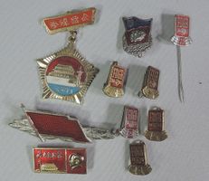 10 Stück gebrauchte Anstecknadeln und Pins, China - DDR