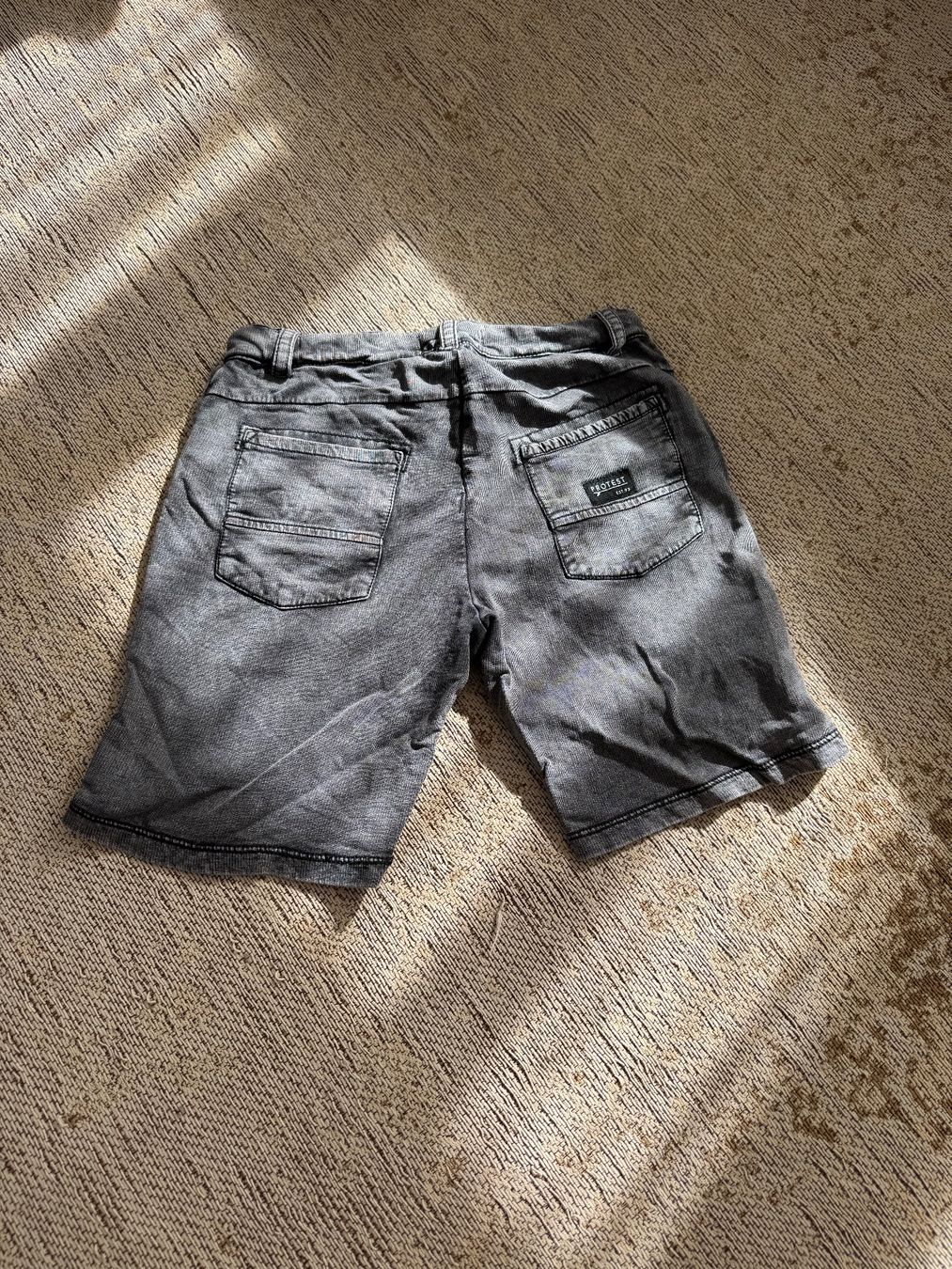 Protest Hosen: Kurze Hose Grau – Neu (gemäss Beschreibung) aus Zuzwil SG von DanielaB46 1